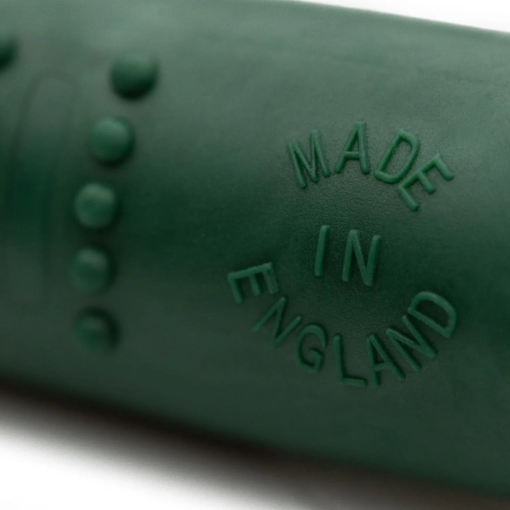 Närbild underifrån visselpipa acme alpha skogsgrön made in egnland #color_dark-green