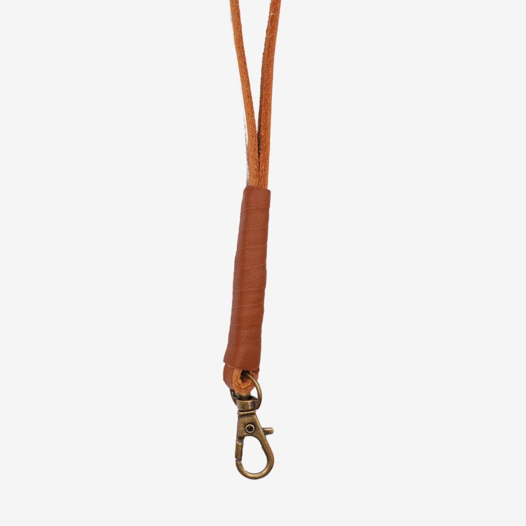 Junies klassiskt visselpipsband cognac läder närbild #color_cognac