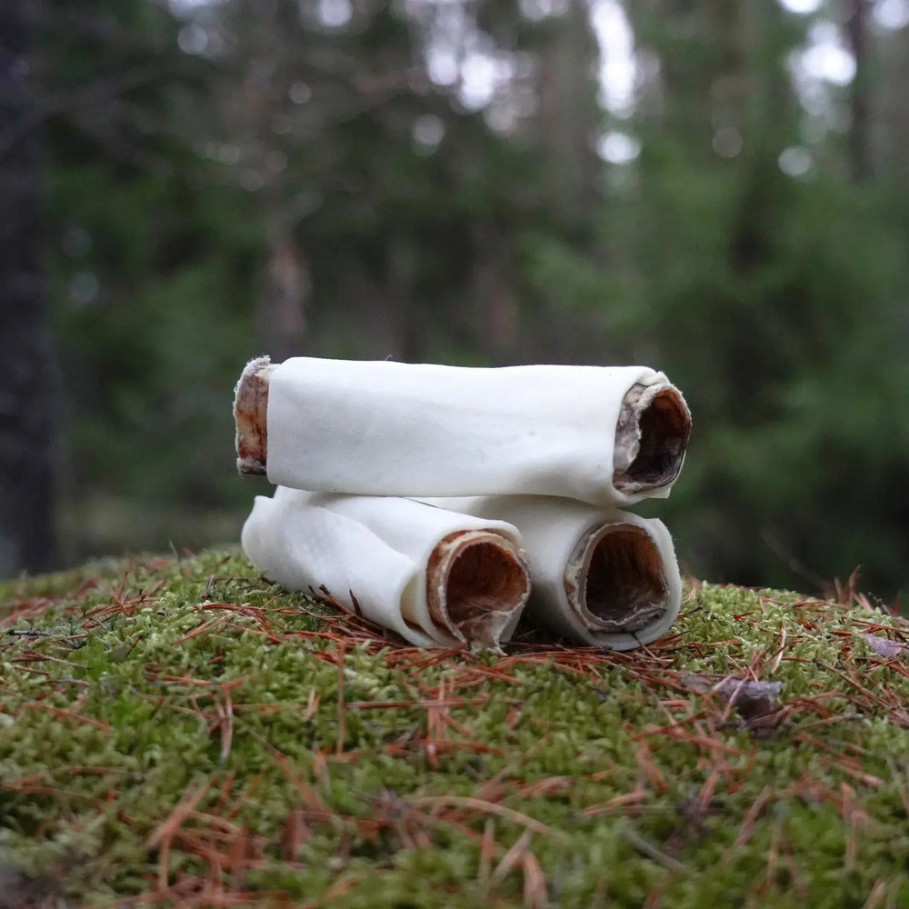 miljobild tre stycken tuggben oxburrito från rauhh ligger på mossa #storlek_medium