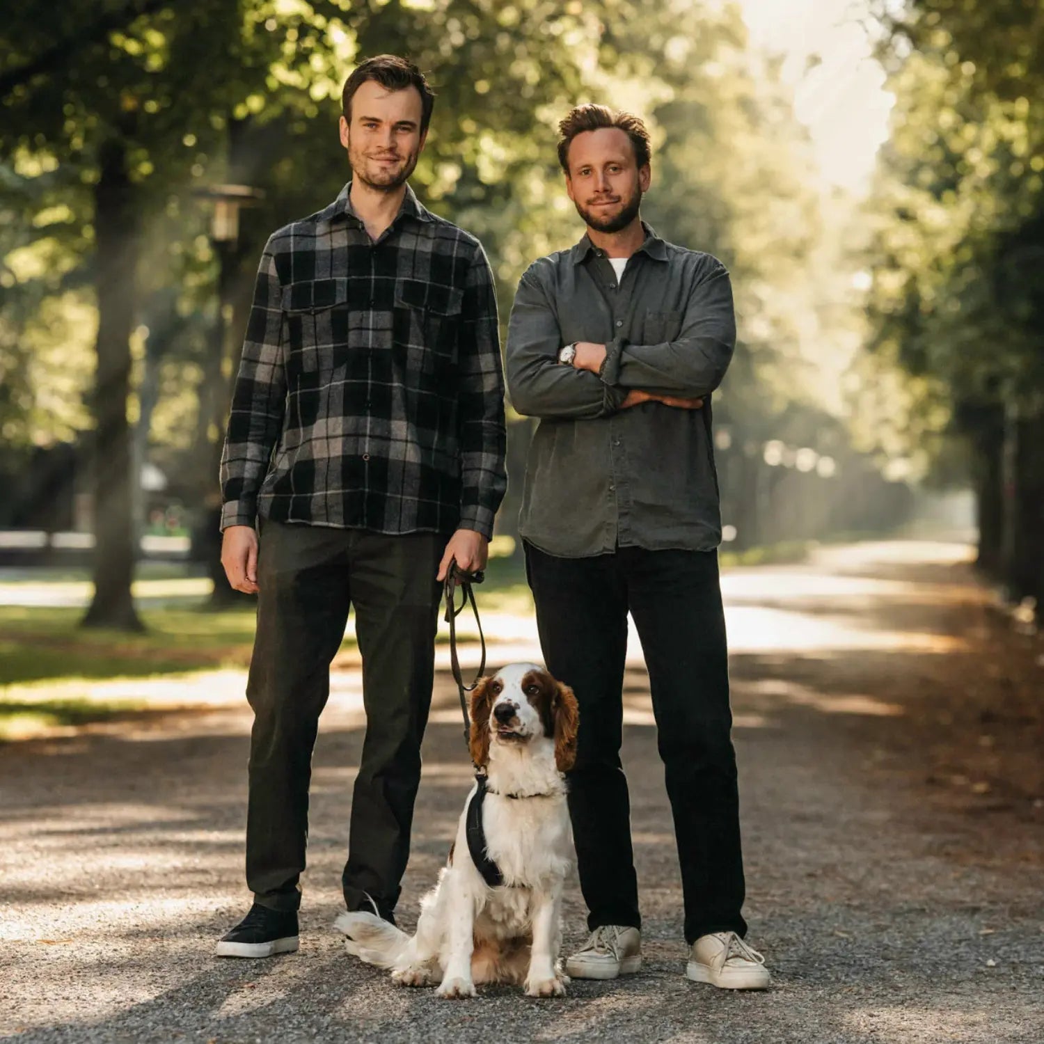 två grundare av företaget njord pet tillsammans med hund