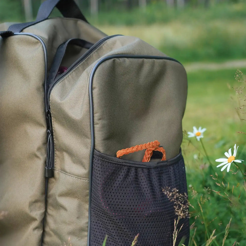 Miljöbild firedog boot bag förvaring bak khaki #color_khaki