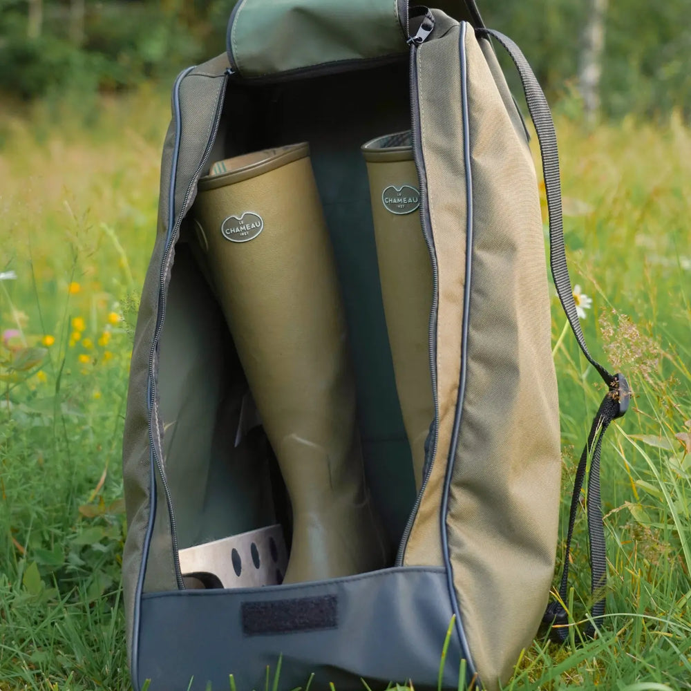 Miljöbild firedog boot bag förvaring framtill khaki #color_khaki