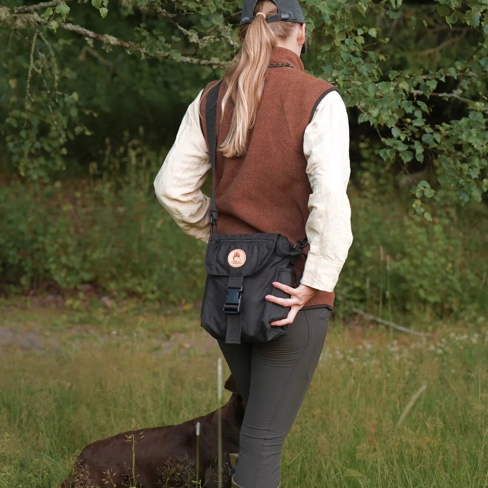 Miljöbild firedog mini dummyväska deluxe #color_brown