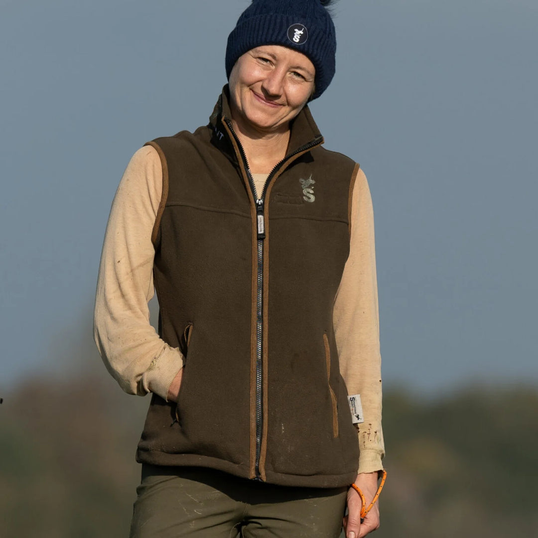 Miljöbild kvinna på fält med Sporting saint fleeceväst dam khaki color_khaki