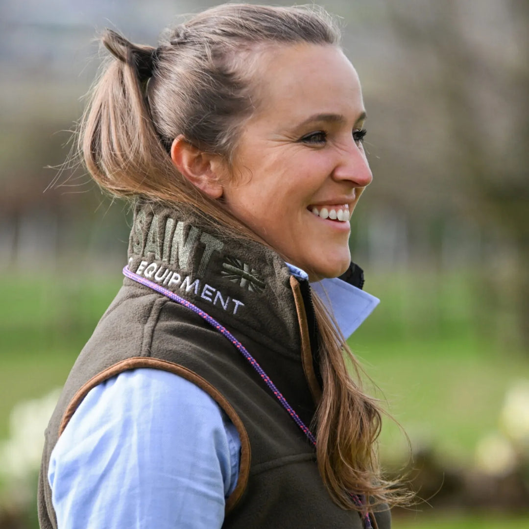 Närbild logga nacke Sporting saint fleeceväst dam khaki #color_khaki