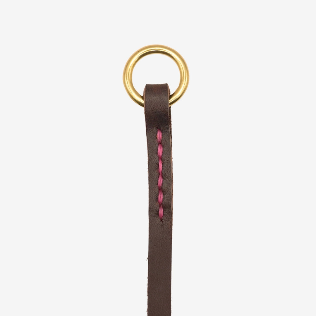 Närbild av JUNIES retrieverkoppel i läder 200 cm med magenta kontrastsöm 