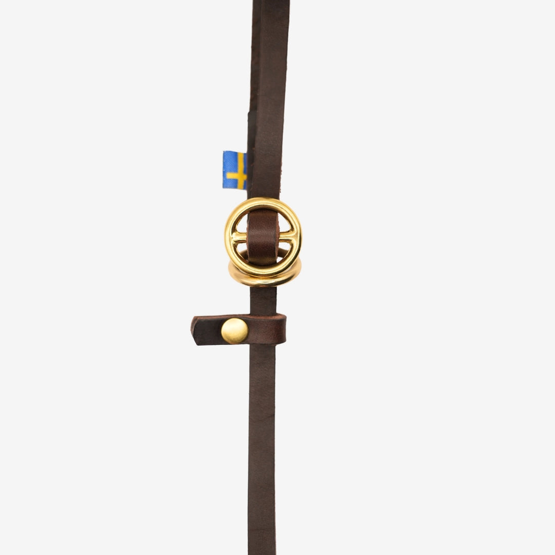 Junies retriverkoppel läder närbild Svenskt vegetabiliskt garvat läder. #color_brown