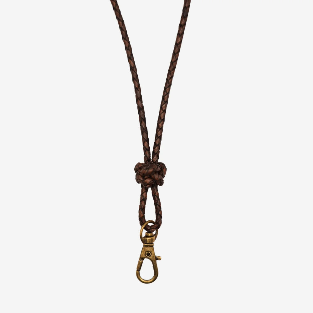 Närbild flätat visselpipsband i brunt läder med knut från junies #color_brown