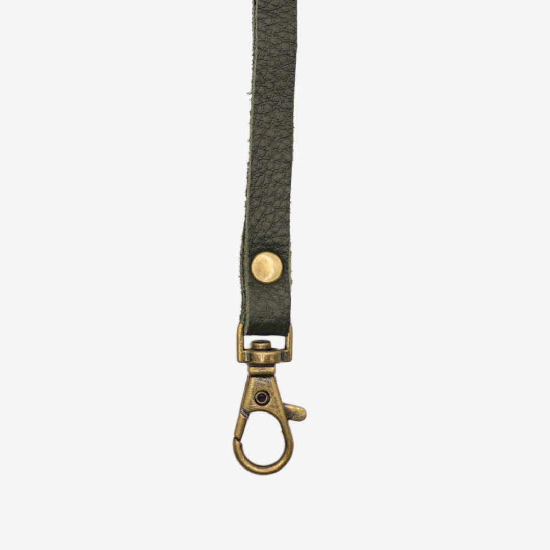 Junies visselpipsband svenskt läder närbild dark green #color_dark-green
