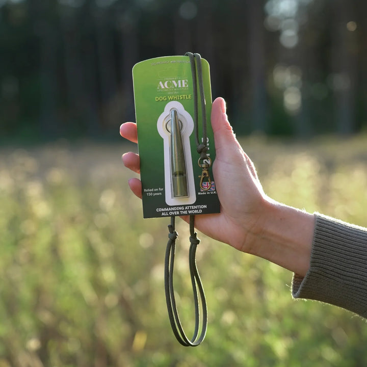 Miljöbild med JUNIES visselpipsband Enkel khaki med hake 