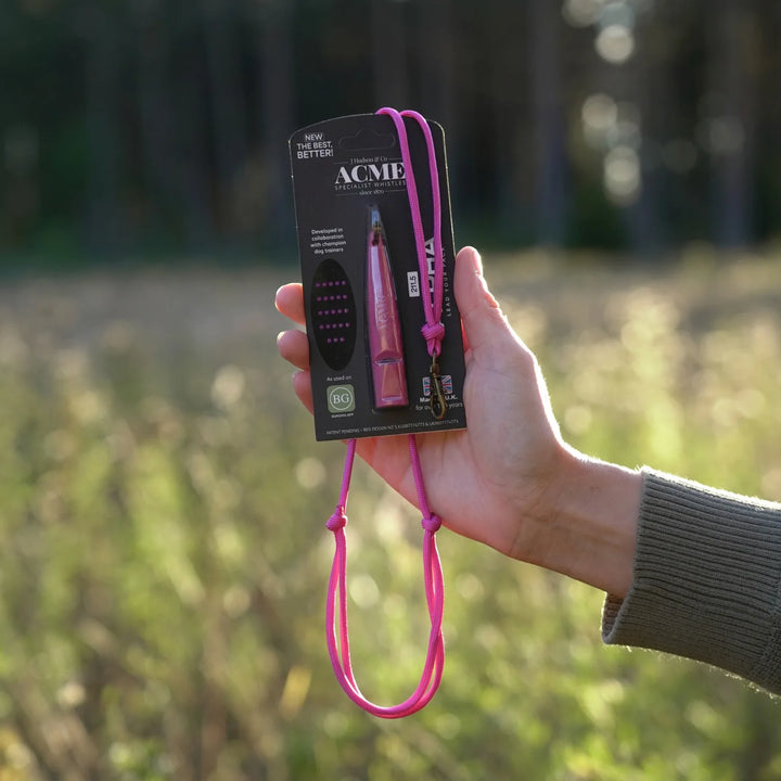 Miljöbild med JUNIES visselpipsband Enkel magenta med hake 