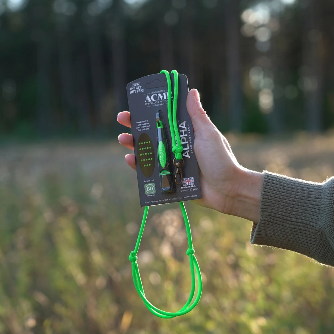 Miljöbild med JUNIES visselpipsband Enkel neon green med hake 