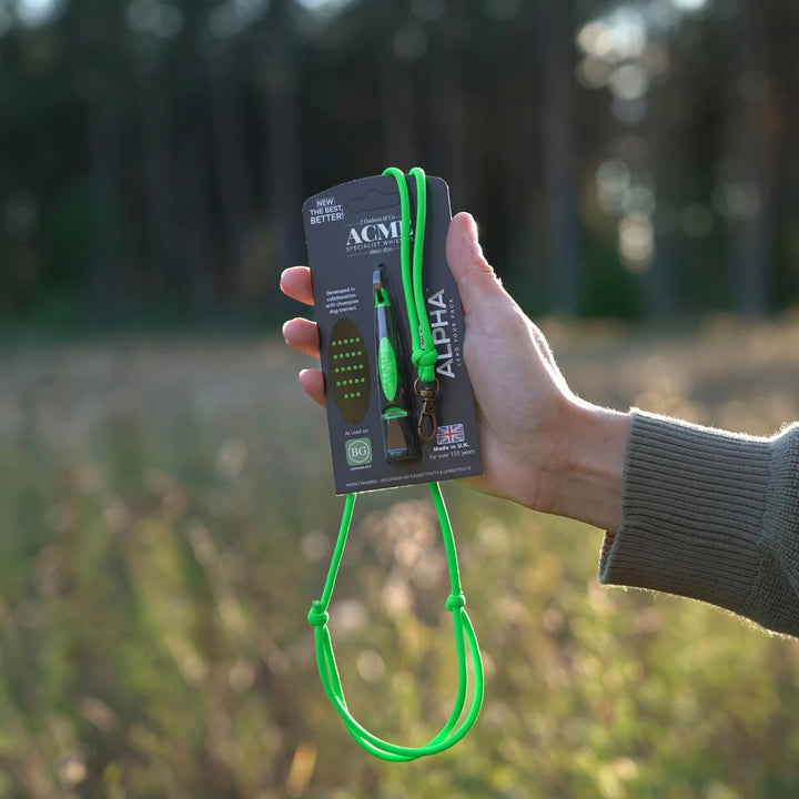 Miljöbild med JUNIES visselpipsband Enkel neon green med hake 