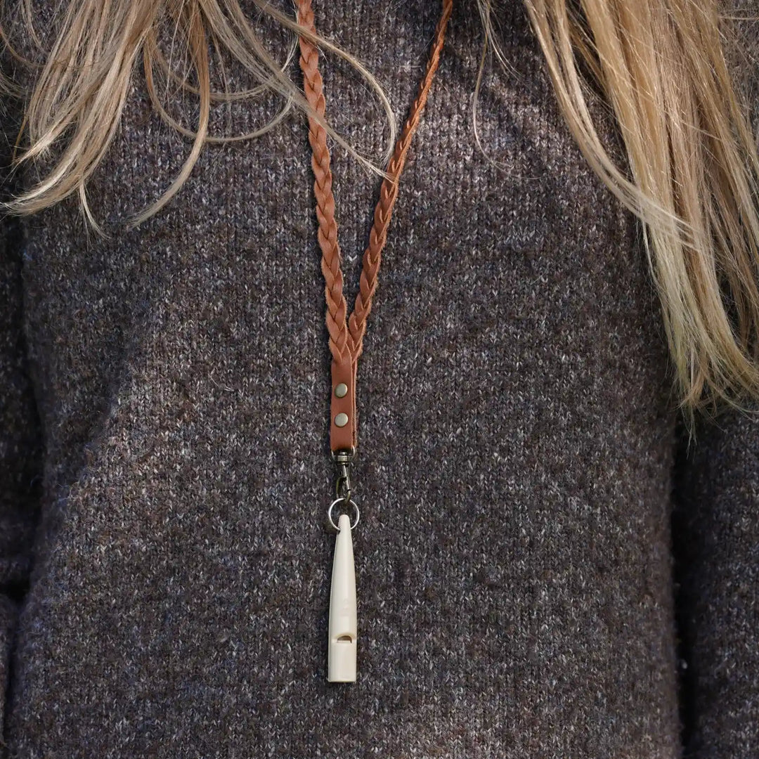 Miljöbild junies visselpipsband fläta cognac #color_cognac