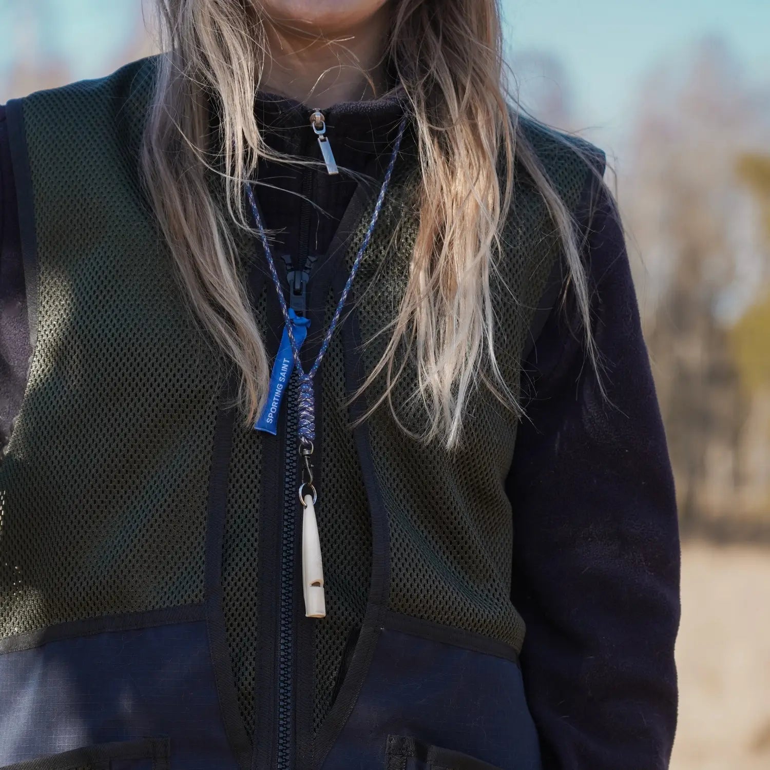 miljöbild junies visselpipsband klassisk blå mönstrad med acme 211,5 i färgen beige #color_blue-patterned