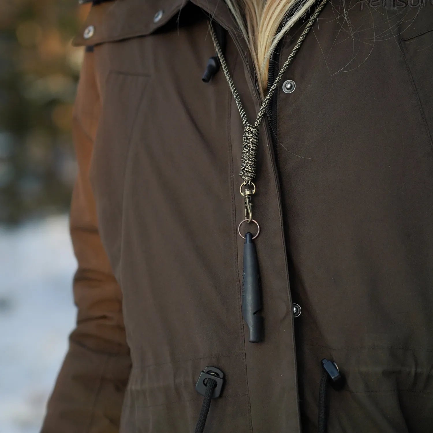 miljöbild tjej med junies visselpipsband guld / svart #color_gold-black-patterned