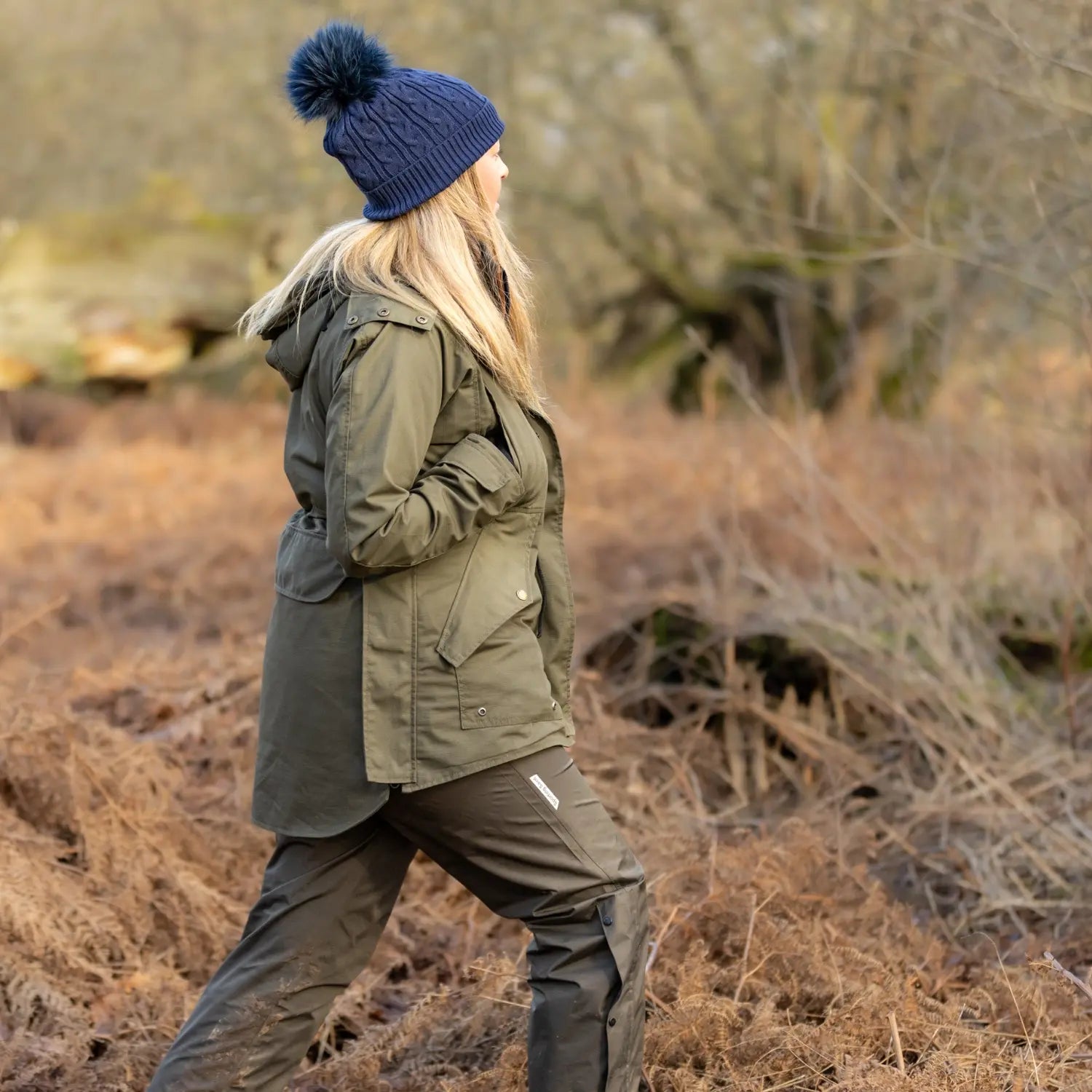 Miljöbild kvinna på fält med Sporting saint vattentäta överdragsbyxor dam khaki