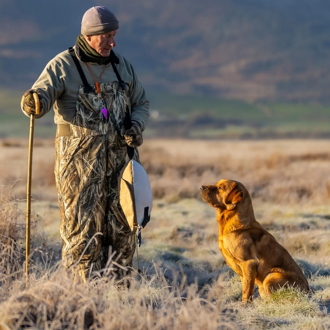 Miljöbild man på fält med sporting saint fågel dummy gås 1250 g