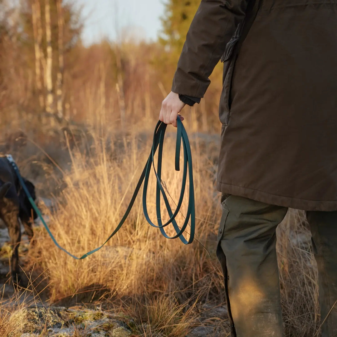 Miljöbild på fält junies spårlina biothane 5 meter mörkgrön dark green #color_dark-green