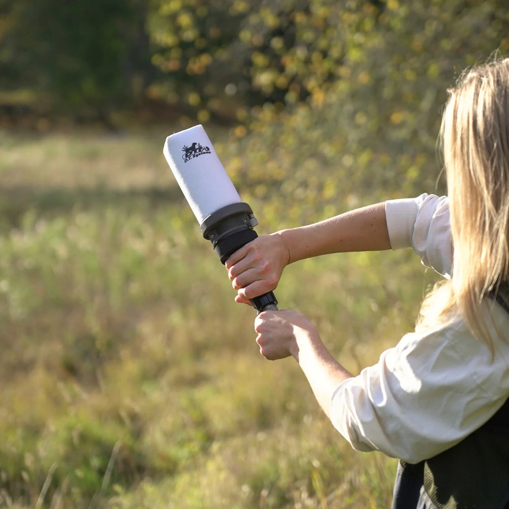 Miljöbild tjej på fält med Apportkastare - DT Systems Super Pro 