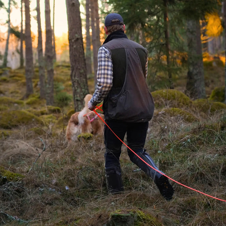 Miljöbild viltspår i skogen junies spårlina biothane 10 m neon orange #color_neon-orange