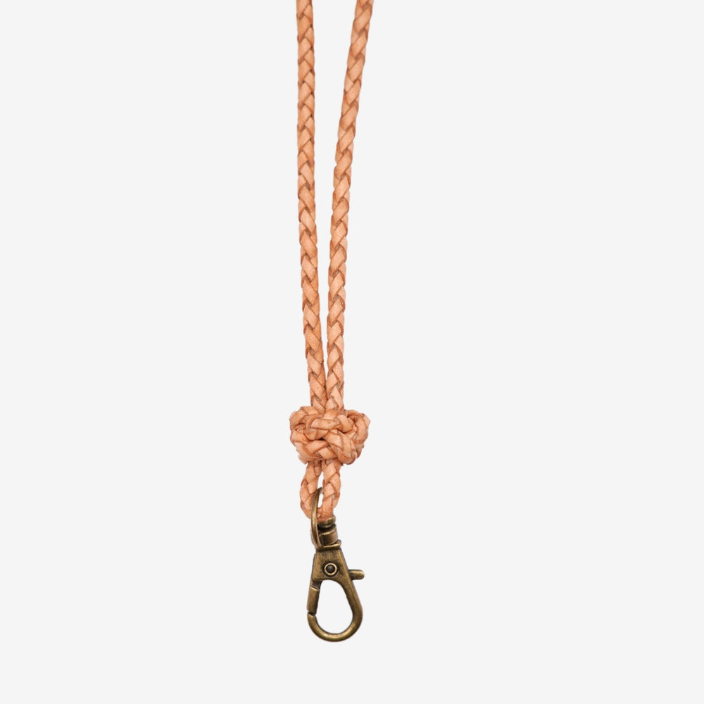 Närbild junies visselpipsband flätat läder med knut beige #color_beige