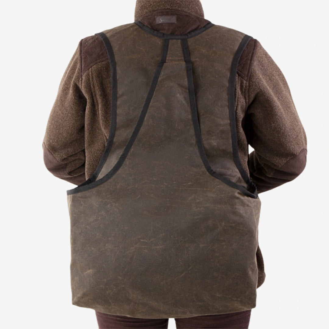 Tjej med firedog vaxad dummyväst brun ryggficka bakifrån