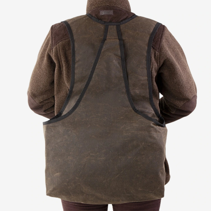 Tjej med firedog vaxad dummyväst brun ryggficka bakifrån