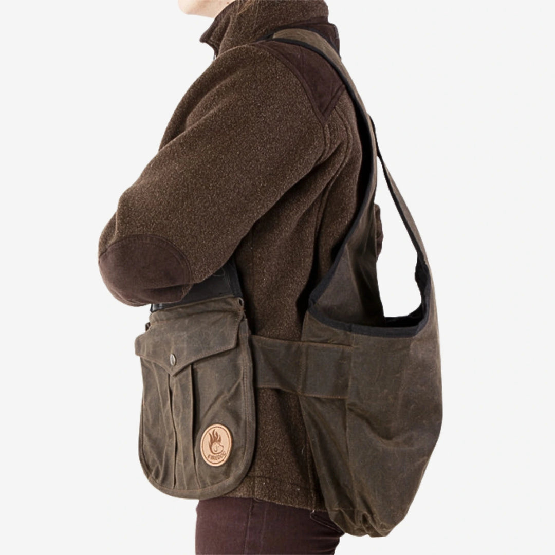 tjej med firedog vaxad dummyväst brun från sidan