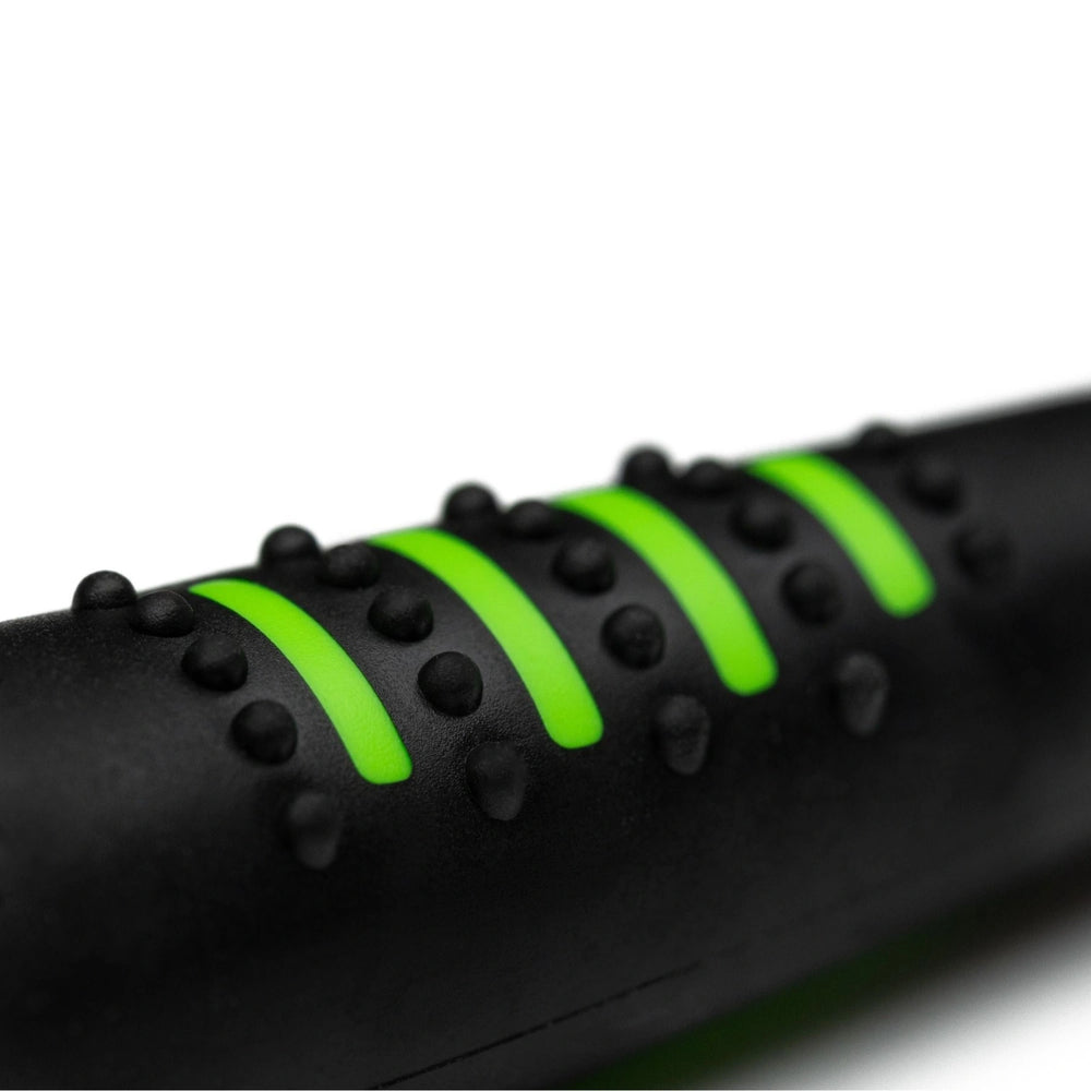 närbild på grepp av visselpipa Acme Alpha 211,5 grön/svart  #color_black-glow-green